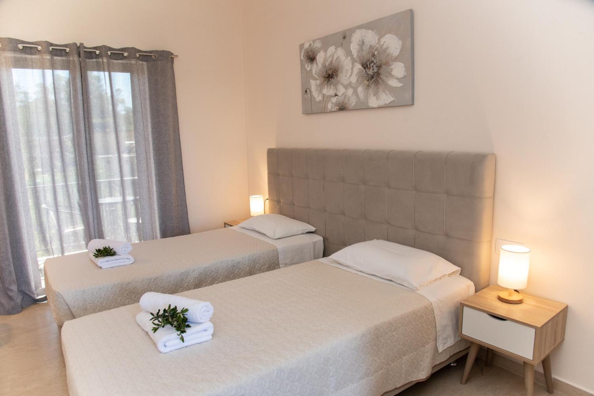 Costas Apartments Mesongí Pokoj fotografie